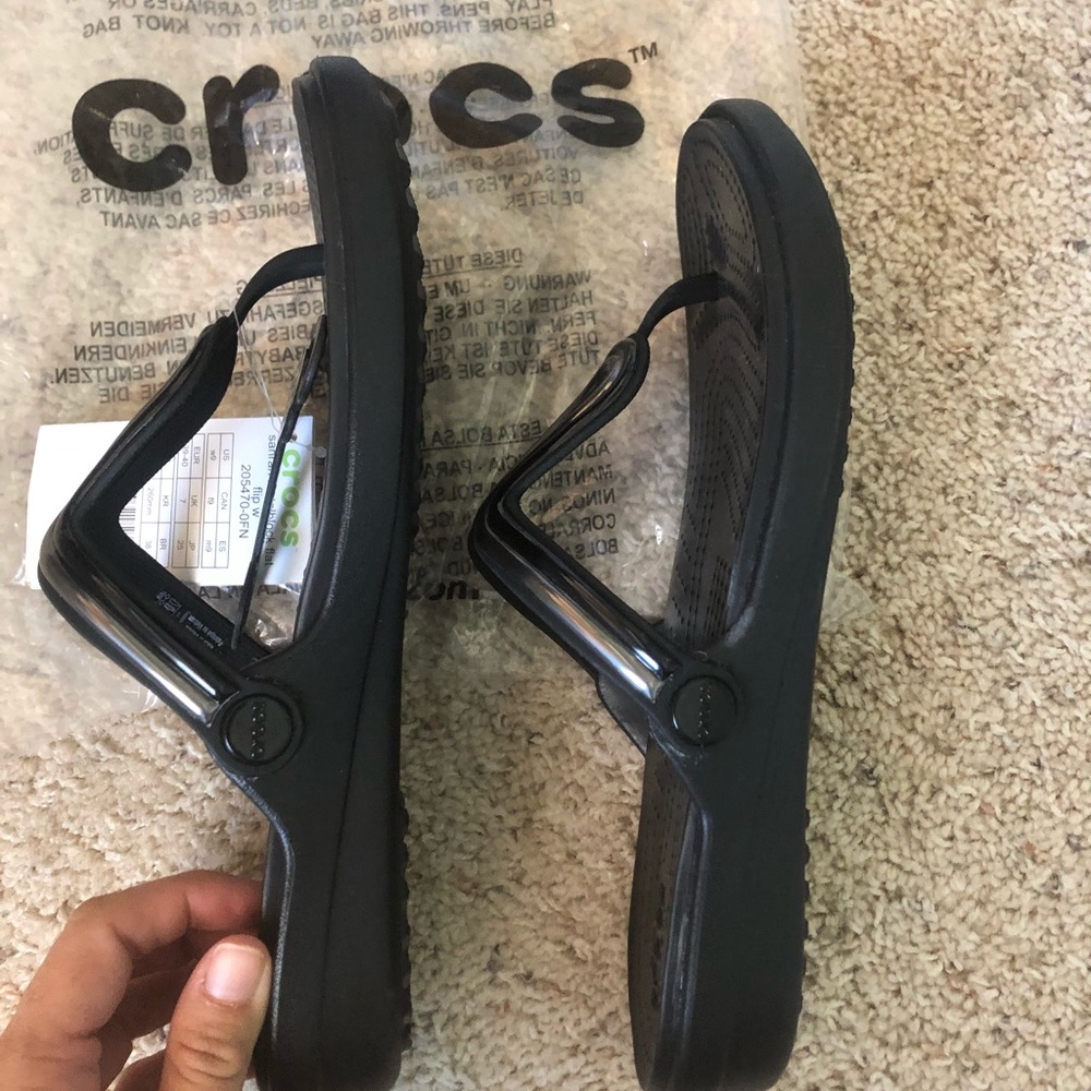 Women’s Crocs sanrah metalblock Flat